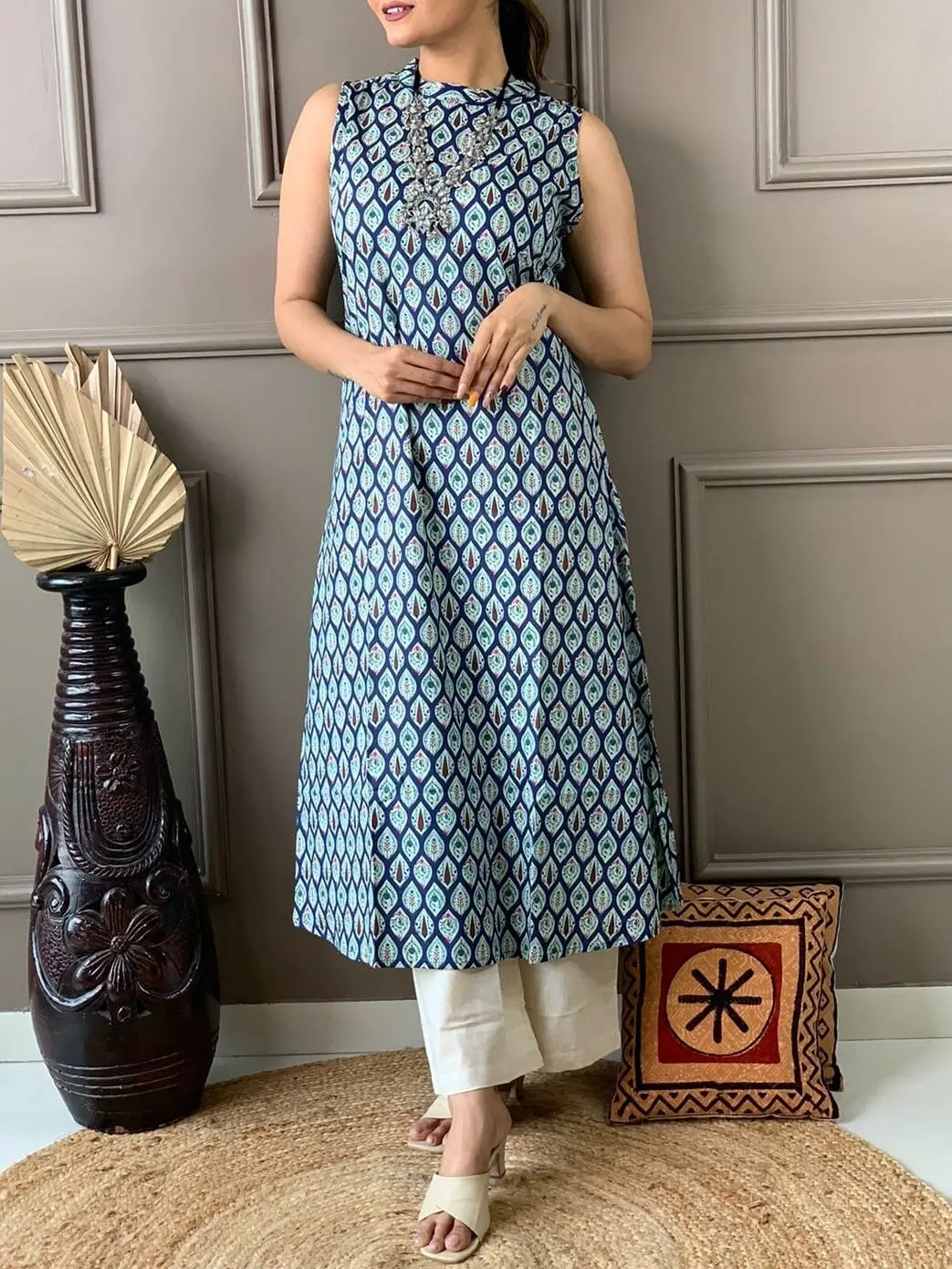 Buy DANEEN Women Embroidered Rayon Straight Sleeveless Kurti ( White-M )  Online at Best Prices in India - JioMart.
